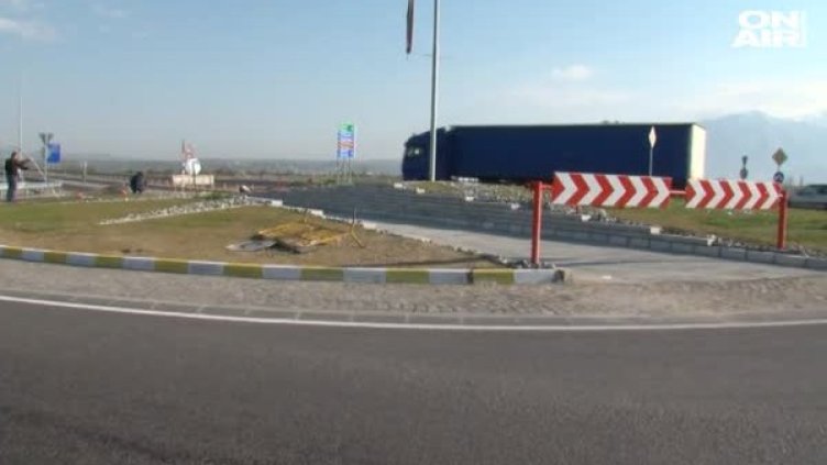 Ново кръстовище &ndash; разрушено от ТИР. После избягал!