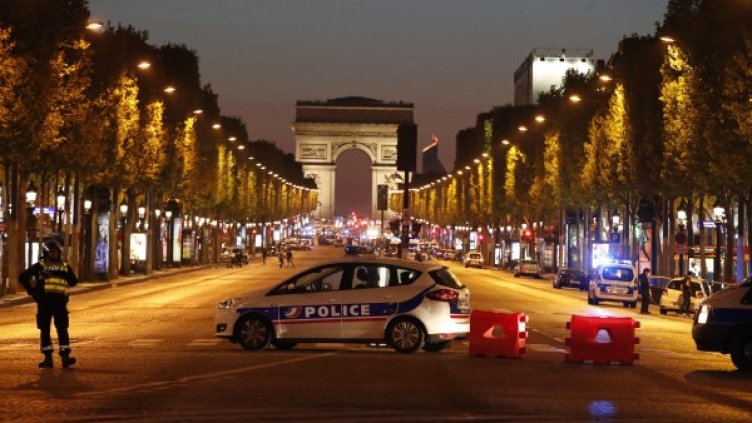 Стрелба в центъра на Париж, убит е полицай