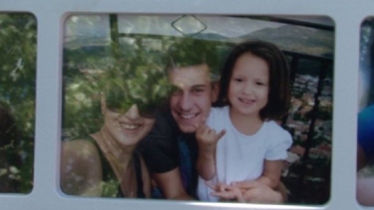 Йото със съпругата си и дъщеря им. Снимка: Facebook