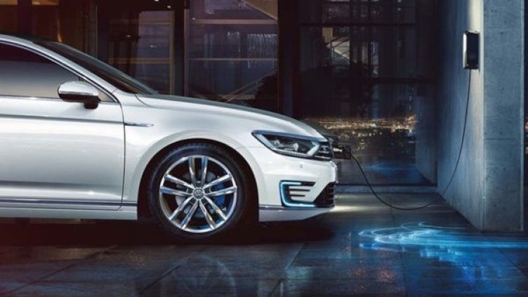 Снимка: AutoMedia.bg
Британският химик М. Стенли Уитингъм създава първата литиева батерия, докато работи в лабораториите на петролния гигант Exxon през 70-те. Батерията на Уитингъм ползва електрод от титаниев дисулфид, който е много скъп за производство и при контакт с въздух
Литиево-йонната батерия задържа заряда по-добре от всяка друга от комерсиално наложените технологии.
Случаите на самовъзпламеняване на литиево-йонни батерии, макар и редки, придобиха огромна популярност. В последните години производителите взеха доста мерки, за да ги предотвратят.
Електромобилите и плъг-ин хибридите не са идеалното решение на проблемите в транспорта. Но те могат да премахнат смога от градовете, да увеличат продължителността на живота ни и да придадат повече смисъл на вятърната и соларната енергетика