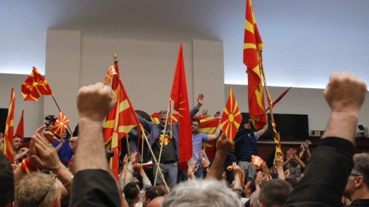 Протестиращи нахлуха в парламента в Скопие 