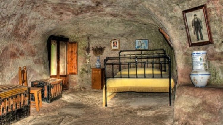 360&deg; разходка в Каменната къща, където и масата е от камък!