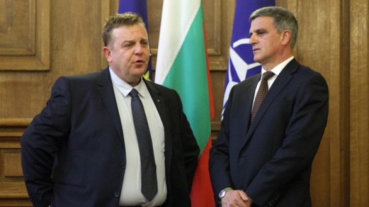 Красимир Каракачанов приема министерския пост от Стефан Янев Снимка: БТА