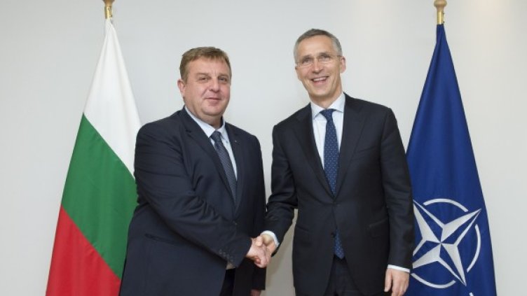 Каракачанов по време на срещата с Йенс Столтенберг в Брюксел. Снимка: БТА