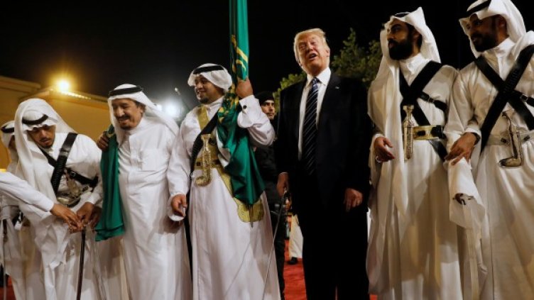 Ха наляво, ха надясно &ndash; Тръмп потанцува със саби