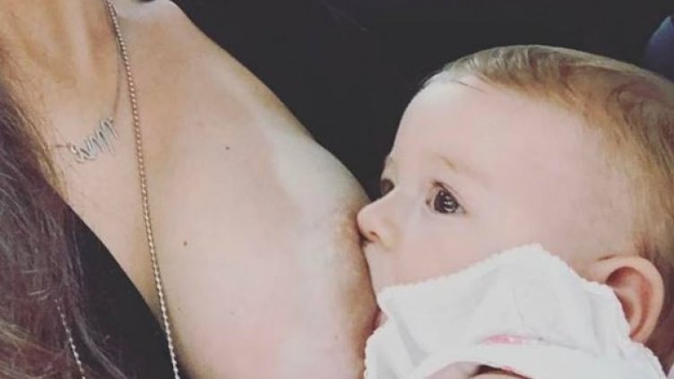 Мика кърми малката Миа. Снимка: Facebook