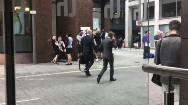 Паника в търговски център в Манчестър, чут е силен гръм*