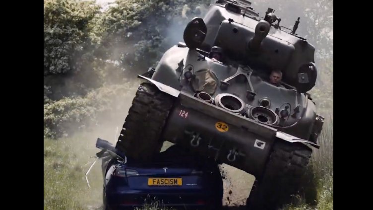 98-годишен ветеран "смаза" фашизма за втори път, газейки Tesla с танка си ВИДЕО