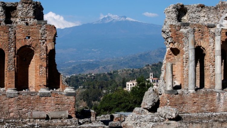 Гледка към Етна от античния театър в Таормина. Снимка: Ройтерс