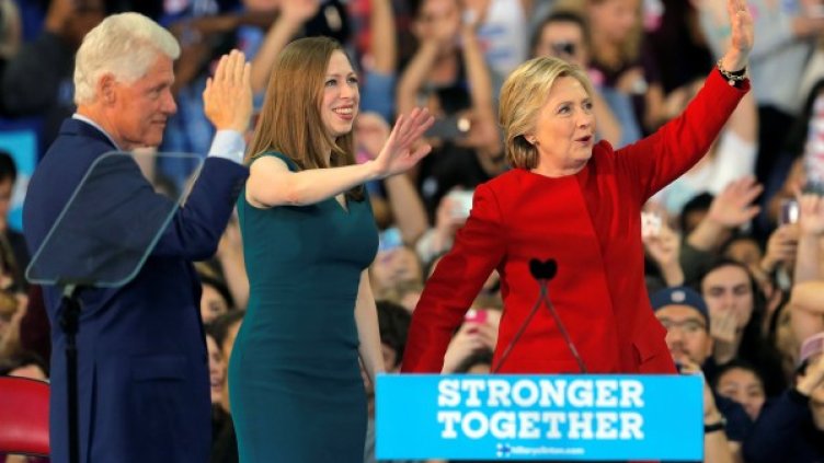 Бил Клинтън, Челси Клинтън и Хилари Клинтън. Снимка: архив, Reuters