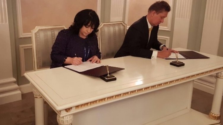 Петкова и Милер подписват Пътната карта. Снимка: Министерство на енергетиката