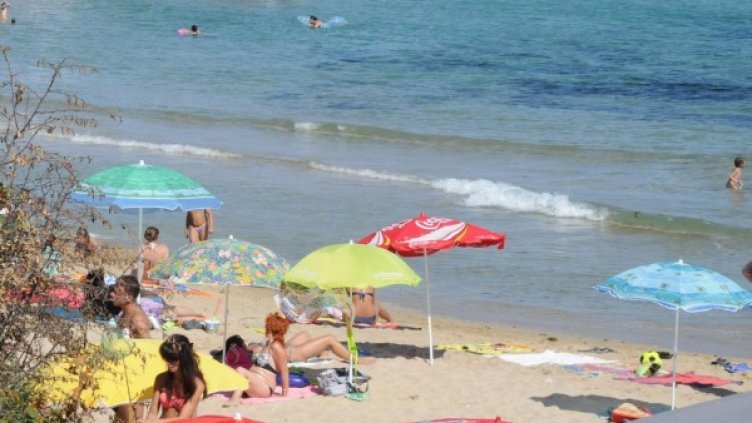 Непълнолетни работят през летния сезон в туризма. Снимка: архив, БулФото