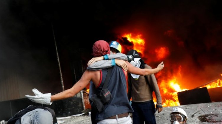 Във Венецуела протестиращи подпалиха сградата на Върховния съд