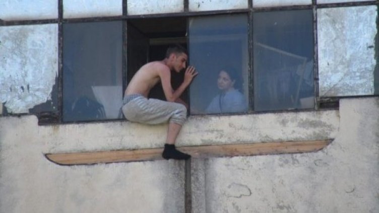 Даниел, минути преди да полети към смъртта. Снимка: "Труд"