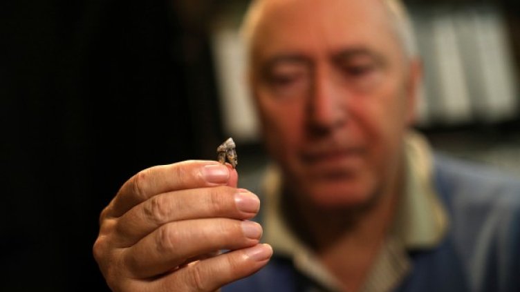 Проф. Николай Спасов с находката. Снимка: Reuters