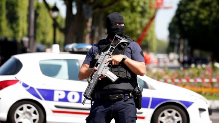 Кола се вряза в микробус на жандармерията в Париж