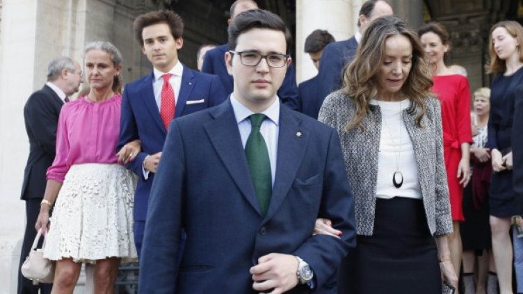 Борис с майка си Мириам пред храма "Св. Ал. Невски" в София. Снимка: Олег Попов, Dnes.bg