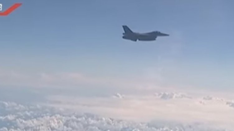 Самолетът на Шойгу – ескортиран от полски изтребители