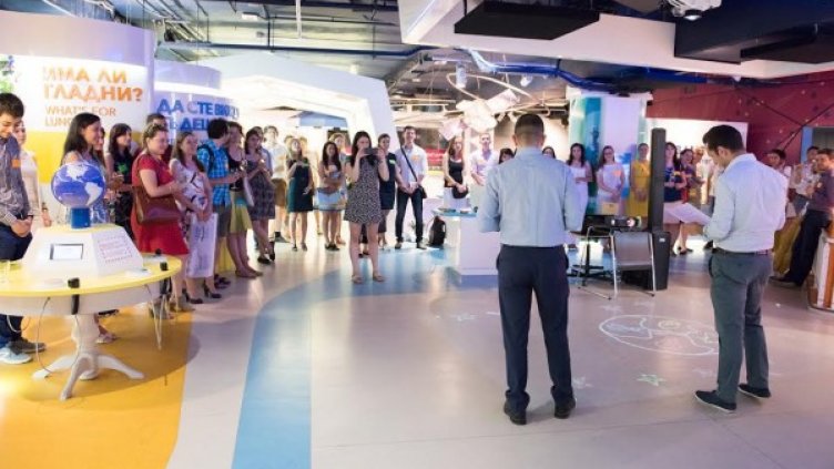 Четирима получиха 32 000 лв. и 3 двупосочни самолетни билета, за да учат в чужбина и да се реализират в България