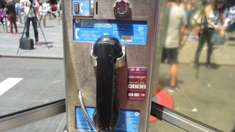 Имало някога, някъде... Телефонни кабини с истории на мигранти