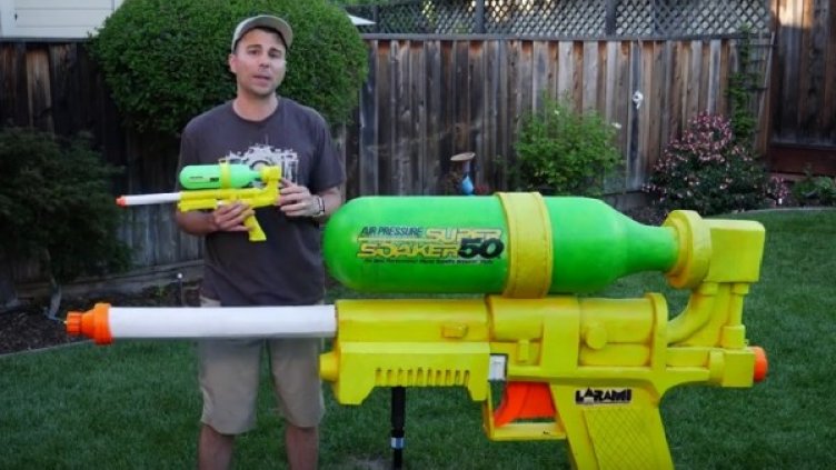 Ето това е воден пистолет – разрушава дори дини!