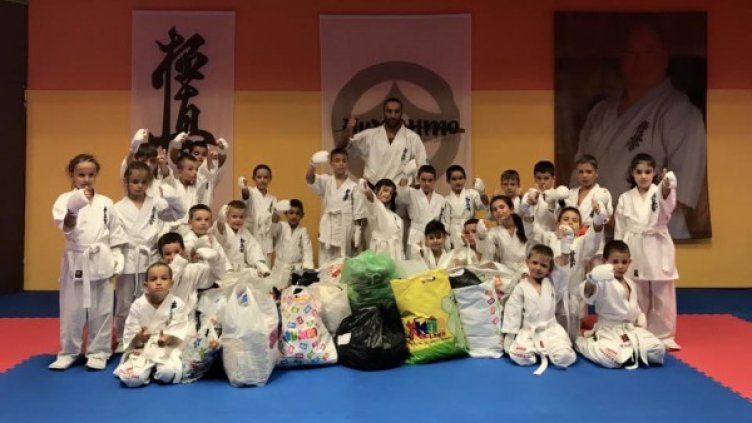 Каратисти от клуб на БККФ дариха дрехи на дом за деца във Варна