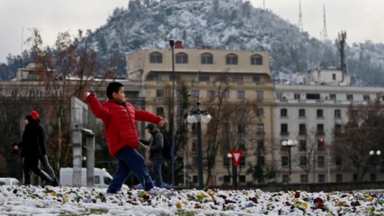 За сефте от 10 години: Сняг падна в столицата на Чили
