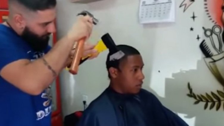 Само за най-смелите &ndash;  подстрижка с... брадва и чук