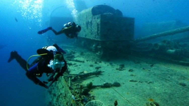 Водолази обследват кораба. Снимка: "Дейли мейл"