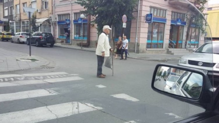 Дядото дебне за поредната си жертва. Снимка: "Монитор"
