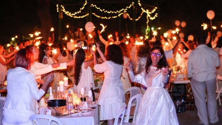 Удоволствието да вечеряш в бяло