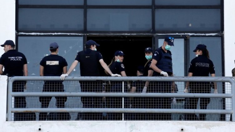 Мигранти се опитали да излетят от Гърция с менте паспорти