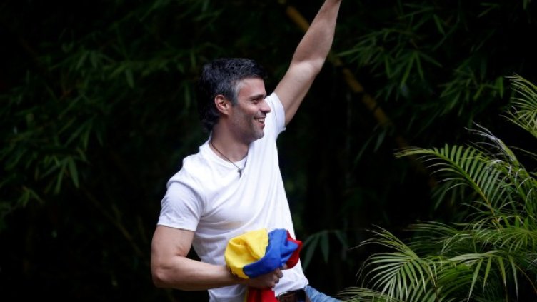 Леополдо Лопес поздравява подръжници от дома си Снимка: архив, Reuters