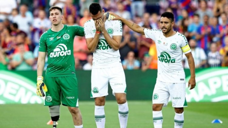 С аплаузи и на крака: Барса прие героите на Чапекоензе