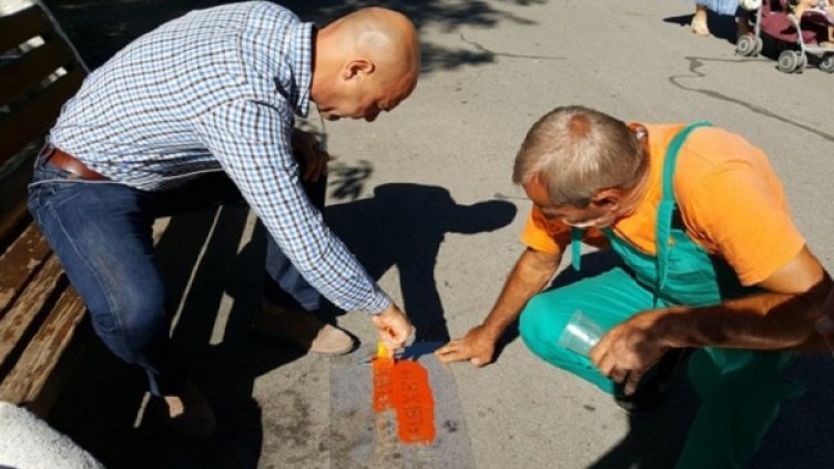 Районният кмет на "Тракия" в Пловдив Костадин Димитров се включи в поставянето на надписите в парк "Лаута". Снимка: "Монитор"