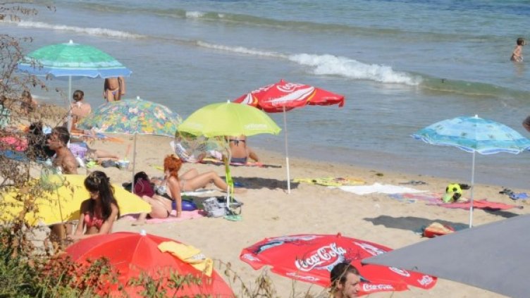 Някои българи отдъхват на морето във "втори" дом. Снимка: архив, БулФото
