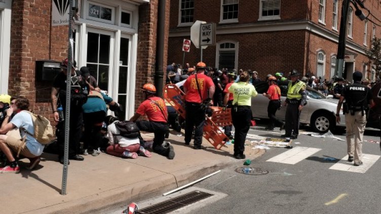 Напрежението в Шарлотсвил ескалира, сблъсъците взеха жертва