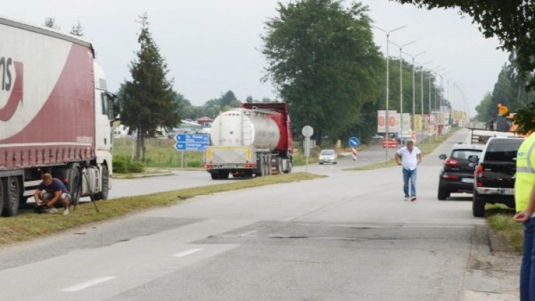 "Първа копка" на рехабилитацията на участък от пътя Добрич - Кардам. Снимка: БТА