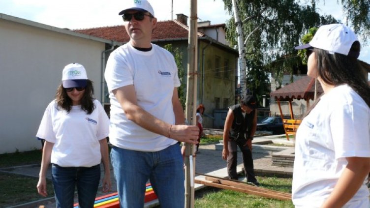 "Герои в зелено" на Пощенска банка участват в проект за облагородяване на град Самоков