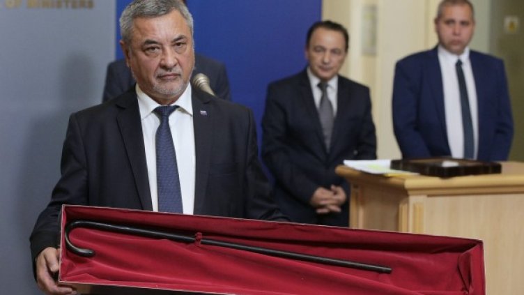 Валери Симеонов показва бастуна. Снимка: БТА