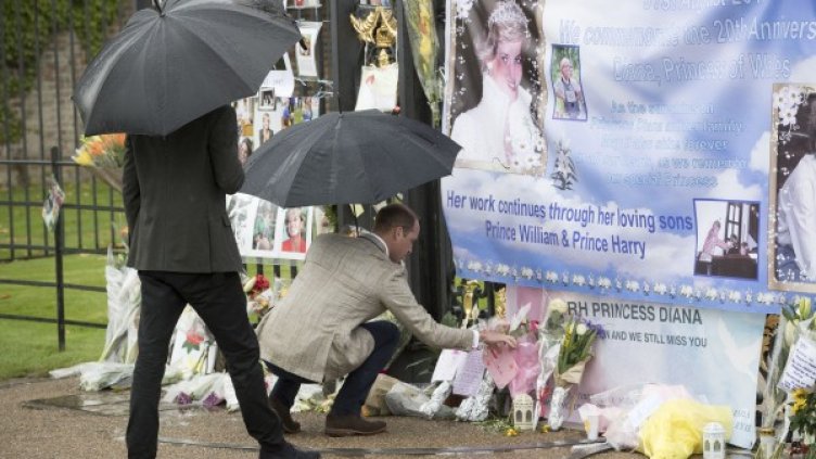 Принц Уилям почете паметта на майка си. Снимка: БТА