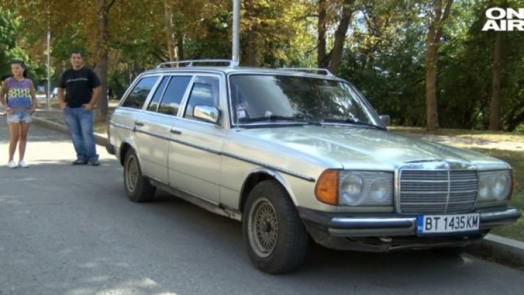 Любов на колела! Влюбени обиколиха Европа с ретро автомобил