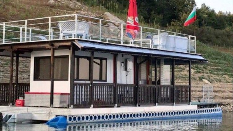 Дом над водата: Плаващата къща в язовир "Жребчево" 