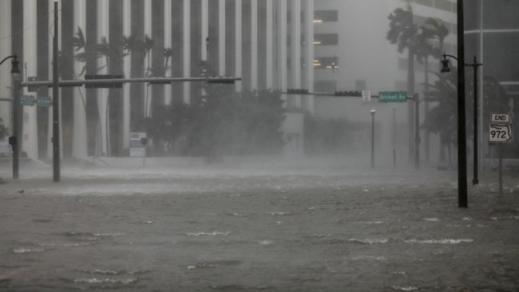 Вижте "Ирма" в действие и наводнението в Маями