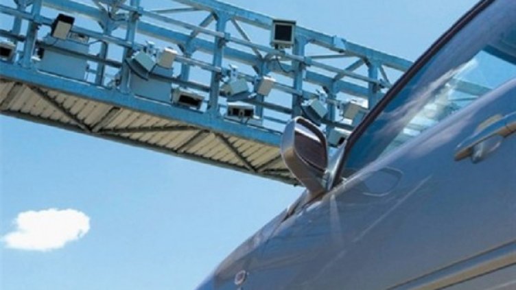 Отпред, отзад... камери по пътищата ще дебнат за тол таксите. Снимка: Reuters