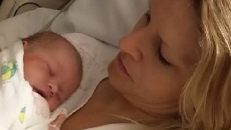 Акушерката и синът й. Снимка: Facebook
