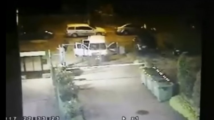 Кадър от охранителна камера по време на обира. Youtube