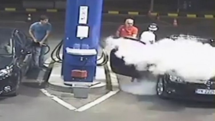 На бензиностанция: Загасиха цигара на пернишки гъзар с пожарогасител