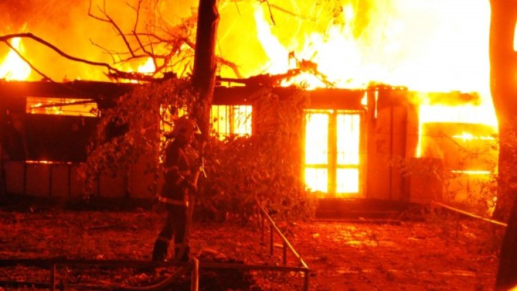 Огромен пожар в Бургас, чували се викове от пламъците