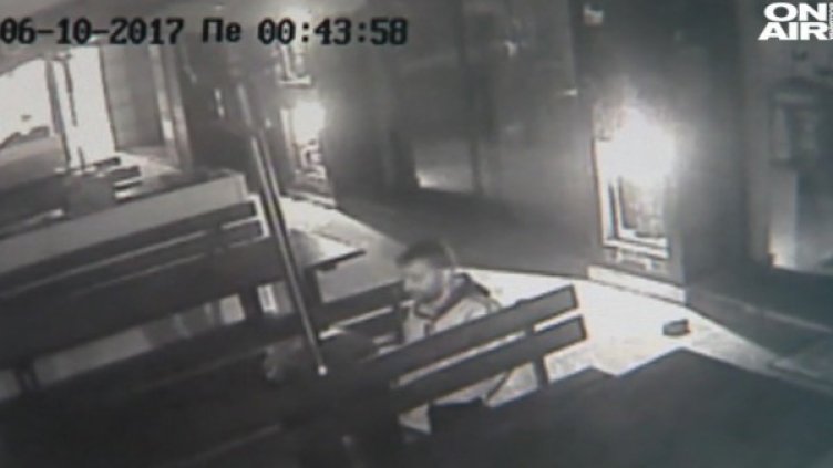 В мрежата: Нагъл апаш отмъква газова бутилка от пицария